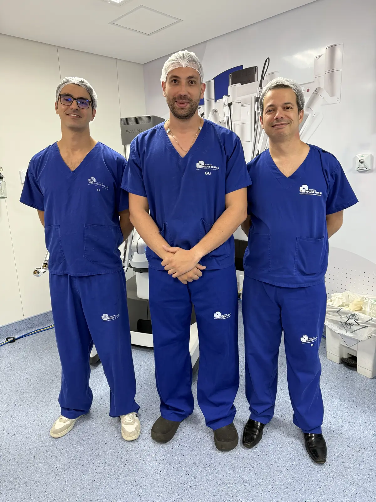 Dr. João Pedro Paulino Ruas ao lado da equipe cirúrgica junto ao robô Da Vinci