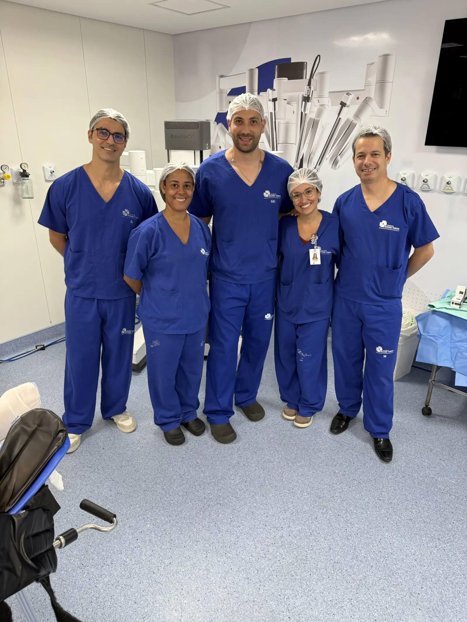 Dr. João Pedro Paulino Ruas ao lado da equipe médica durante atendimento em Belo Horizonte