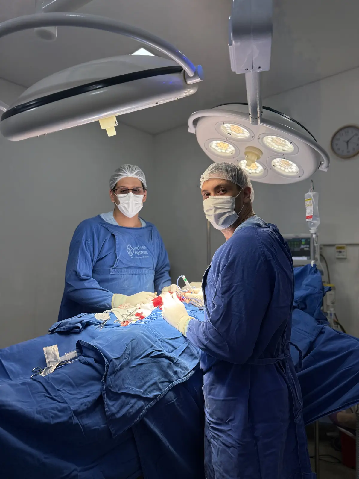 Dr. João Pedro Paulino Ruas durante procedimento de cirurgia robótica urológica