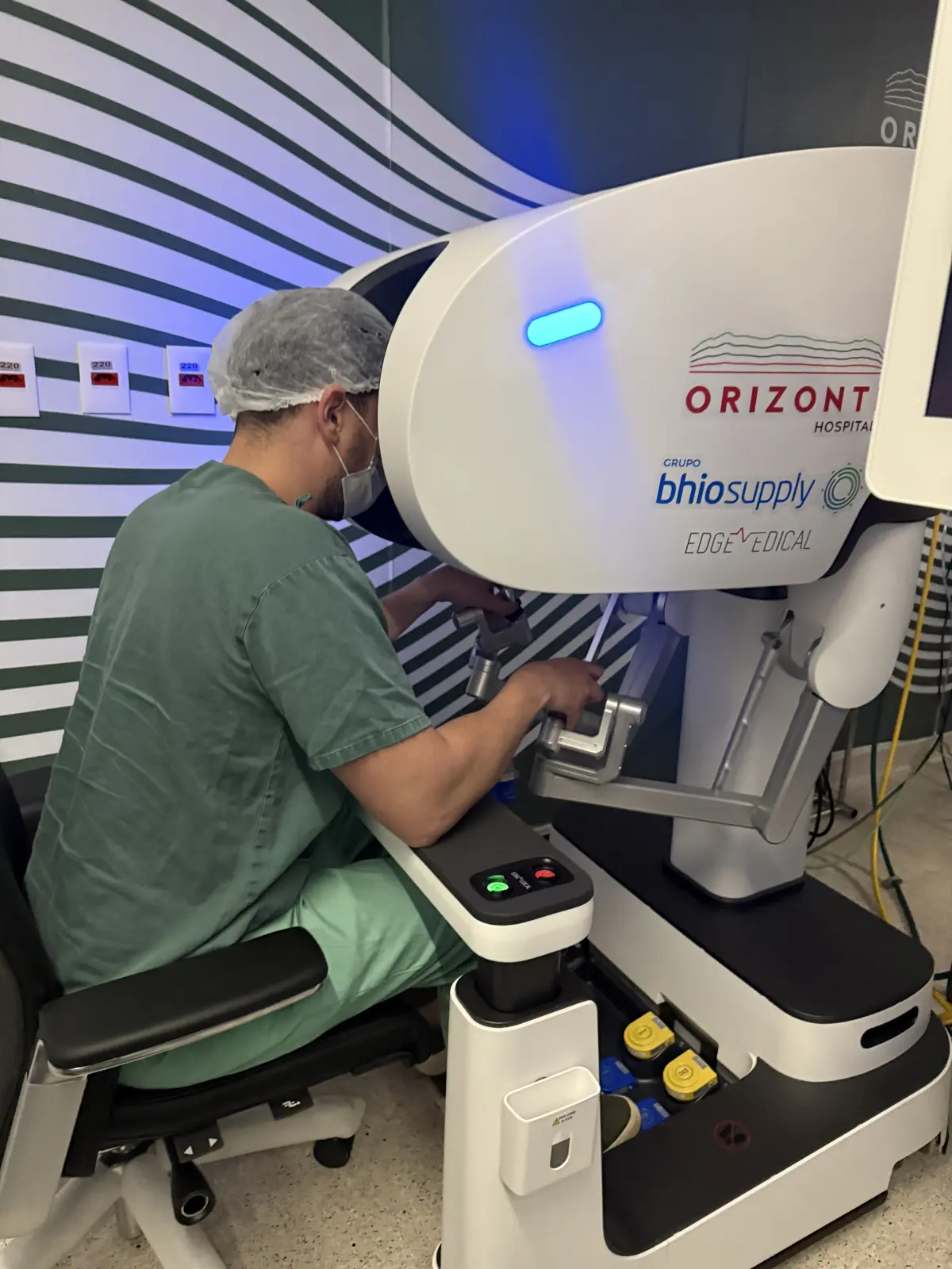 Dr. João Pedro Paulino Ruas operando o console de cirurgia robótica